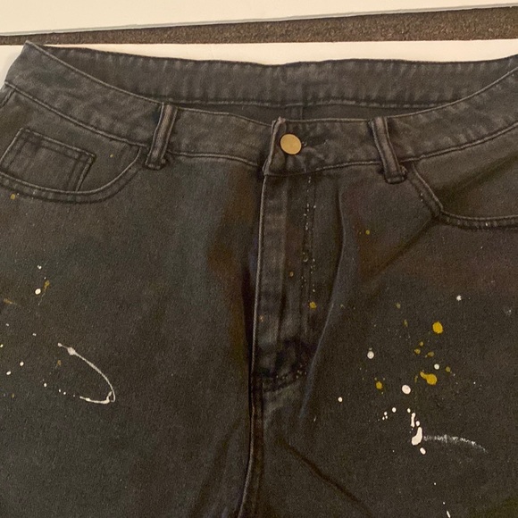 Black wash distressed cutoff jean shorts with a sprinkle of paint yellow&white - Picture 6 of 9